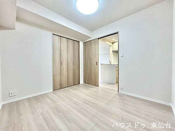 収納扉の木目が空間に柔らかさをプラス。