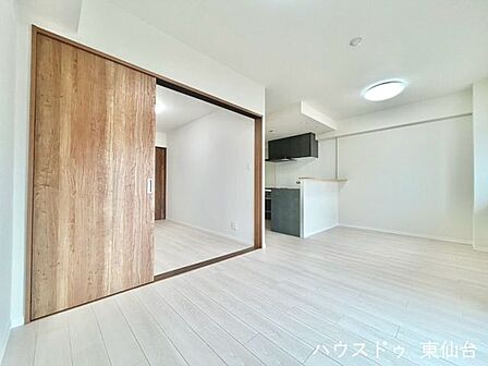 フローリングが明るく、空間全体が広く見える仕様家族が自然と集まる明るいリビング空間