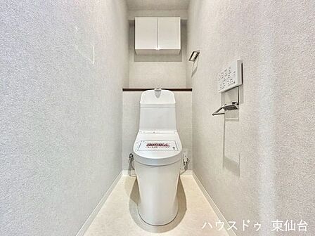 シンプルイズザベストトイレ♪もちろん温水洗浄便座付きです♪ほこりかぶりがちなトイレは扉付きの収納が嬉しいですね♪