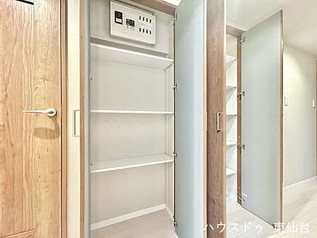 可動式の棚付きで空間を有効に使えます♪