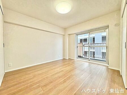 ゆったりとした広さの主寝室は、1日の疲れをしっかり癒せる落ち着いた空間です