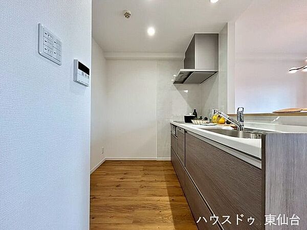 とても清潔感があるグレー調のシステムキッチンです