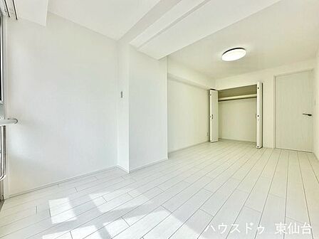 衣類も小物もすっきり収まる、使い勝手の良い収納付き