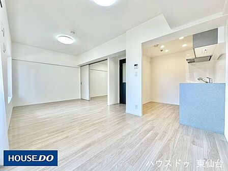 キッチンと程よくつながり、家事動線が整った使いやすいLDK