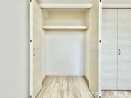 クローゼット付きで衣類をまとめて収納でき、室内を広く使える。