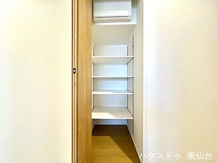 棚付きで空間を有効に使えますね♪