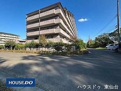 外観：20帖超LDKの開放感。南西向きで陽当たり良好な、上質リノベの3LDK住戸。