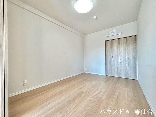 リビング脇のこちらの洋室は、お昼寝、遊び場、来客スペースと多用途に使える一室。