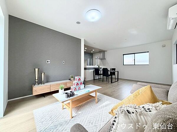 3面採光の明るいリビングになっております♪
