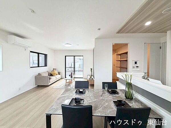 広々として家具の配置もしやすそうなリビングですよ♪