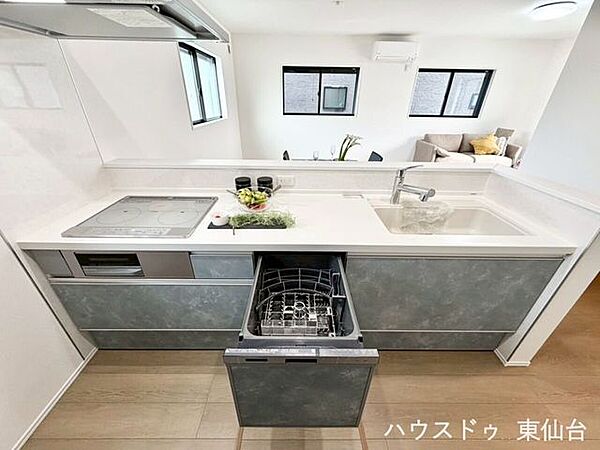 キッチンはこちら食洗器もついて洗い物は乾燥まで全自動です♪
