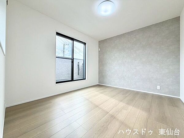 こちらはバルコニーにつながる7帖の洋室になります♪