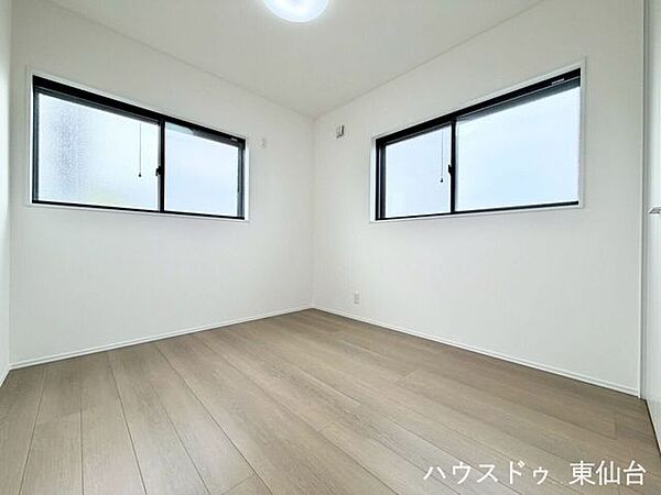 こちらのお部屋も2面採光で明るいお部屋となっております。