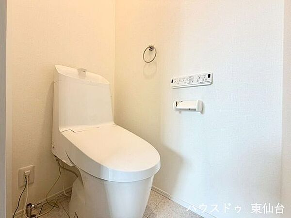 トイレはこちらシンプルなデザインで掃除もしやすそうです♪