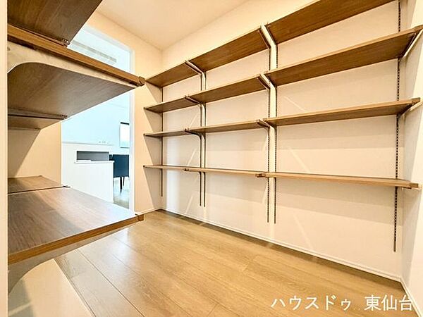 キッチン脇にはこちらのパントリー食品ストックも充分できそうですね♪
