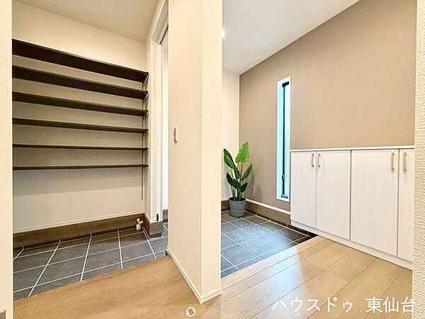 玄関は広々とした玄関は靴の脱ぎ履きもしやすそうです♪
