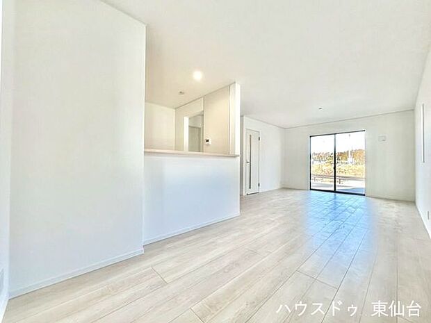 3面採光の明るい日差しが差し込リビングになっております♪