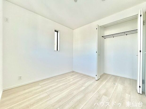 衣類も小物もすっきり収まる、使い勝手の良い収納付き。