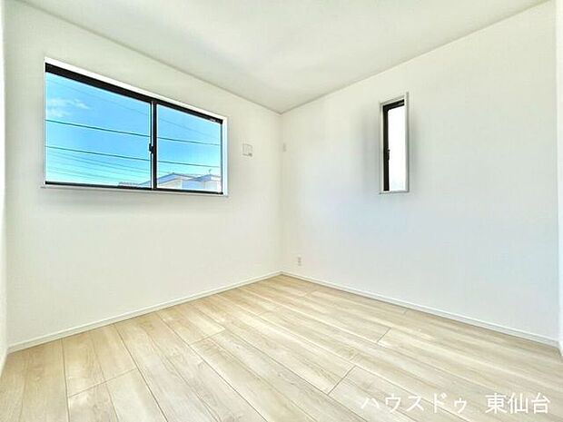 シンプルで家具の配置もしやすい洋室。