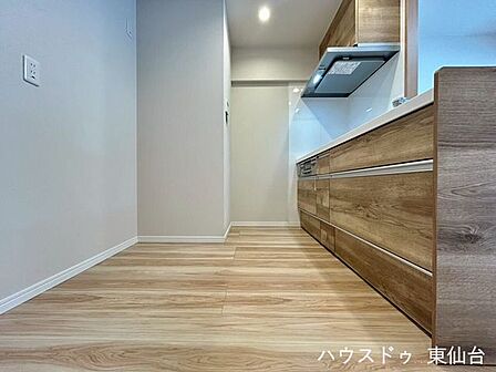 キッチンスペースは広々としてお好みでカップボードも大型冷蔵庫も置けそうです