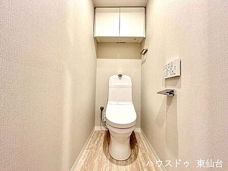 シンプルイズザベストトイレ♪もちろん温水洗浄便座付きです♪