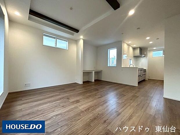 つながりを持たせながらも独立感のあるキッチン♪リビングは16帖♪家具のレイアウトもしやすい形のリビングです♪