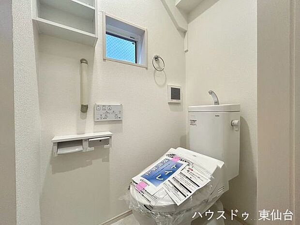 シンプルイズザベストトイレ♪もちろん温水洗浄便座付きです♪