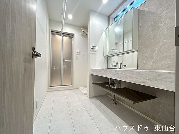 おしゃれな三面鏡♪実用性も兼ねた見える収納が楽しめます♪