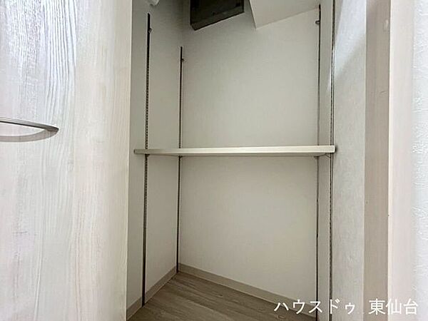 玄関横の収納です♪棚付きで空間を有効に使えますね♪