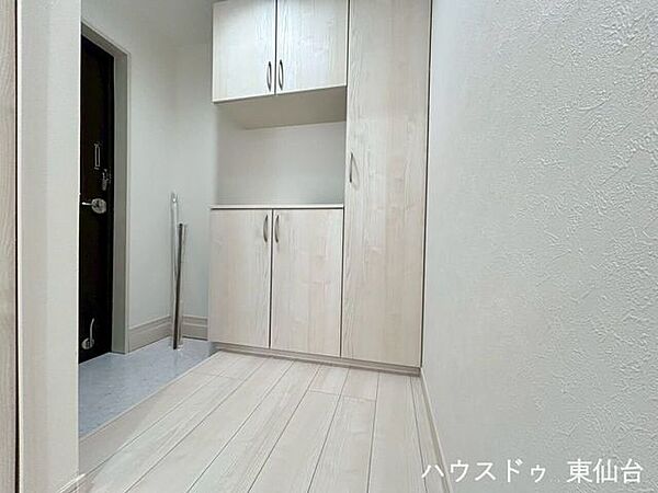白を基調にした、圧迫感の抑えられたおもてなしの玄関です♪