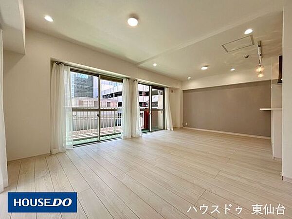 目線が奥に抜ける開放感のある16.3帖のリビングです♪