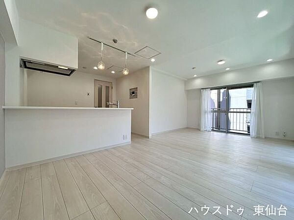 インテリアがブラッシュアップされそうなおしゃれな小物遣いのリビングです♪