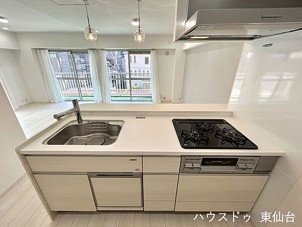浄水器内蔵の蛇口に3口ガスコンロのキッチンです♪