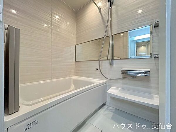 深さのあるバスタブ♪鏡使いで圧迫感を抑えた浴室です♪