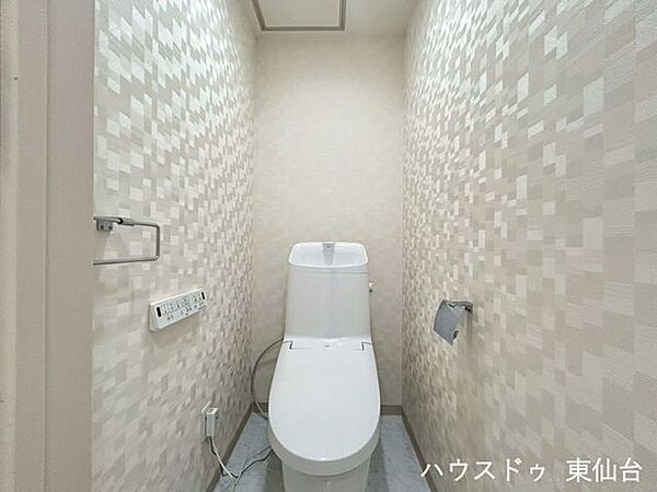 シンプルイズザベストトイレ♪もちろん温水洗浄便座付きです♪