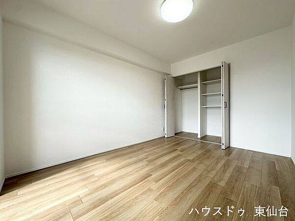 使い勝手もよい収納がついてます♪棚もついて空間を有効に使えますね♪