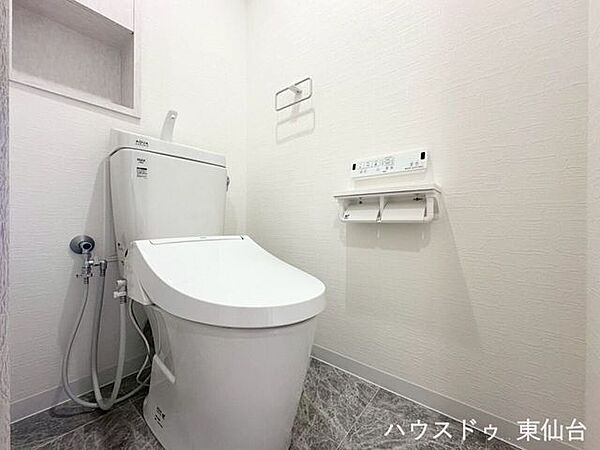 シンプルイズザベストトイレ♪もちろん温水洗浄便座付きです♪