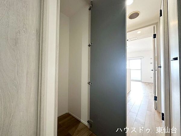 廊下の収納です♪背の高いものも難なくしまえますね♪