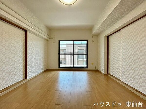 和室に囲まれたリビングは壁紙も和洋折衷仕様で素敵です！