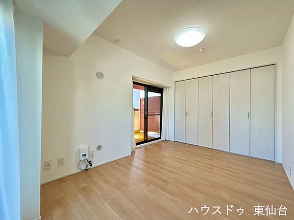 採光を確保しながらも余白がある、落ち着いた雰囲気の洋室6畳です♪