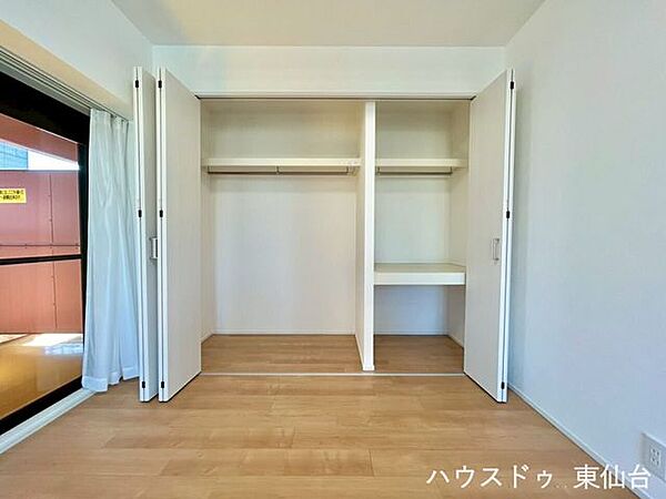 壁一面のクロゼットは棚付きで空間を有効に使えますね♪