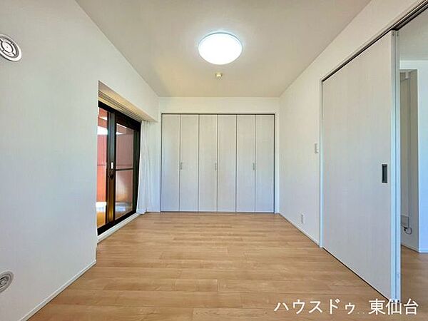 引き戸で行き来も換気もしやすいお部屋です♪