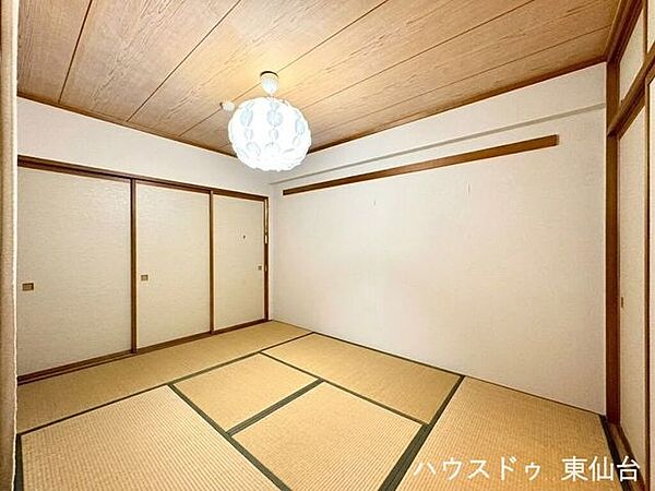 一日の疲れを癒す寝室は、落ちつきのある内装とゆとりある広さが魅力
