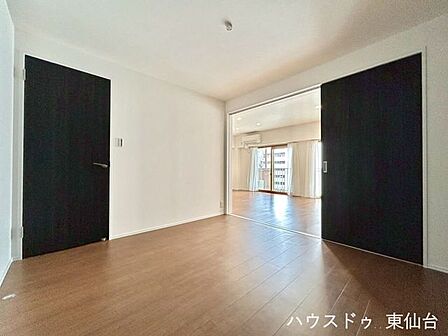 リビング脇のこちらの洋室は、お昼寝、遊び場、来客スペースと多用途に使える一室。