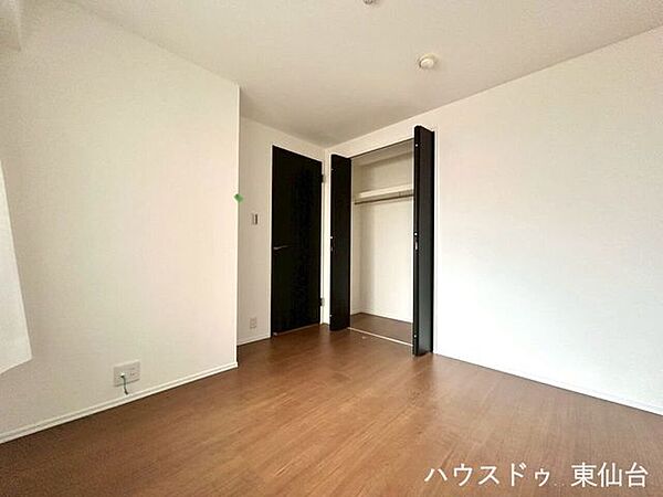 開け閉めしやすい両開き扉で、忙しい朝もスムーズに