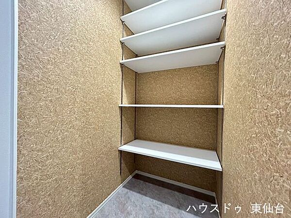 SICつきで靴やアウトドア用品も汚れを気にせず収納でき玄関もスッキリ！