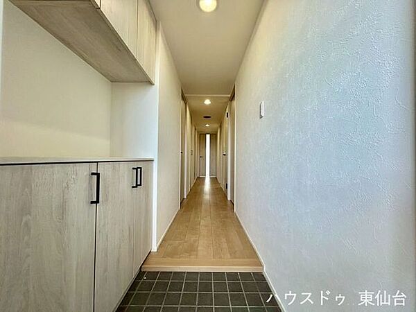 直線美が際立つモダンな玄関。機能性とデザイン性を兼ね備えた空間です