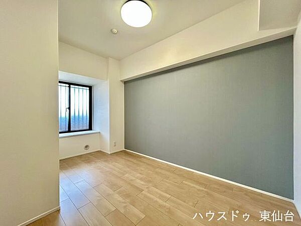 6帖超の洋室で、寝室としても使いやすい広さ。出窓付きで空間に奥行きが生まれます。