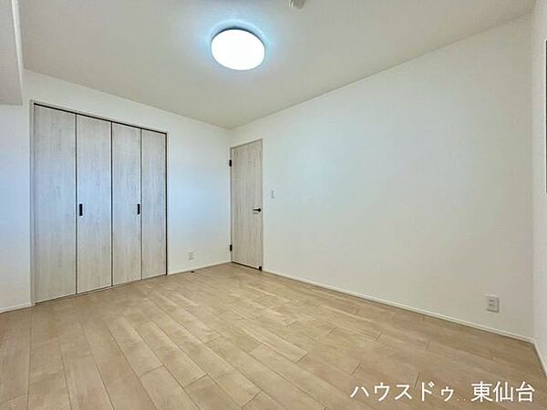 6帖のサービスルームは居室としても収納部屋としても使いやすいゆとりの広さ