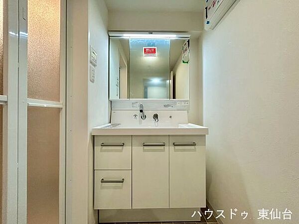 清潔感のある空間に。浴室への動線もスムーズです